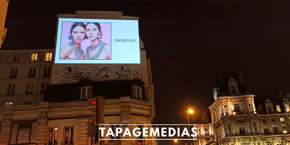 swarovski-publicite-projection-urbaine-grand-format-lors-de-la-fashion-week-paris-2022-tapage-medias publicite-urbaine